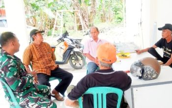 Babinsa Koramil 2302/Bojonegara Intensifkan Komsos, Bahas Keamanan dan Gotong Royong Warga