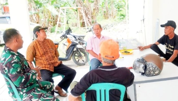 Babinsa Koramil 2302/Bojonegara Intensifkan Komsos, Bahas Keamanan dan Gotong Royong Warga