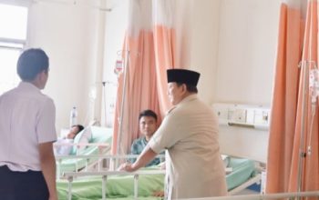 Prabowo Jenguk Korban Kecelakaan Kereta di RSUD Bekasi, Perintahkan Investigasi dan Perbaikan Lintasan