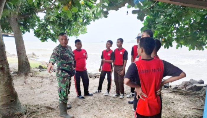 Babinsa Koramil Anyar Beri Pembekalan Bela Negara dan Edukasi Kebersihan Lingkungan kepada Pelajar