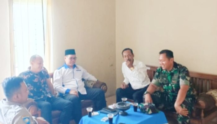 Babinsa Koramil Mancak Gencarkan Komsos, Ajak Warga Gotong Royong Perbaiki Jalan Desa