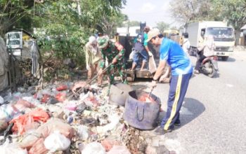 Babinsa Koramil Bojonegara Giat Karbak, Bersihkan Lingkungan dan Bantu Pengecoran Rumah Warga