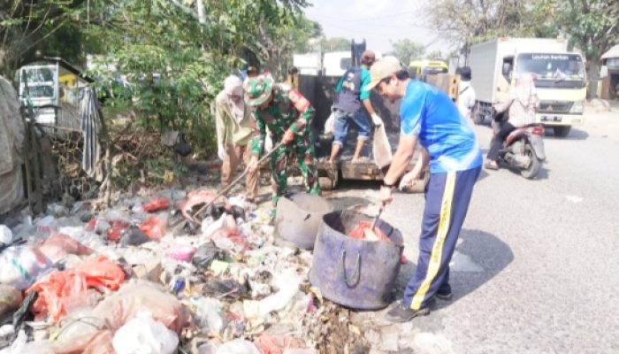 Babinsa Koramil Bojonegara Giat Karbak, Bersihkan Lingkungan dan Bantu Pengecoran Rumah Warga