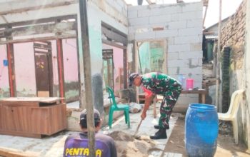 Babinsa Koramil 2303/Pulomerak Gotong Royong Bersama Warga Perbaiki Rutilahu