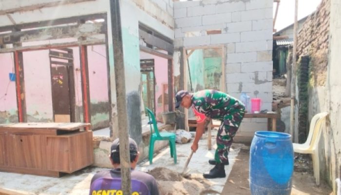 Babinsa Koramil 2303/Pulomerak Gotong Royong Bersama Warga Perbaiki Rutilahu