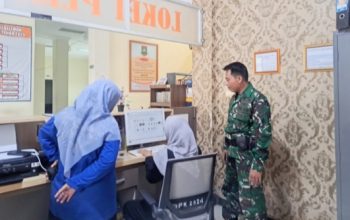 Babinsa Koramil 2301/Cilegon Perkuat Koordinasi Keamanan Lingkungan Lewat Patroli Pos Ronda