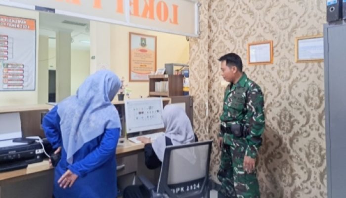 Babinsa Koramil 2301/Cilegon Perkuat Koordinasi Keamanan Lingkungan Lewat Patroli Pos Ronda
