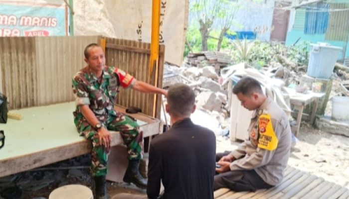 Babinsa Koramil 2307/Ciwandan Intensifkan Komsos, Bahas Pajak dan Kegiatan Pemuda