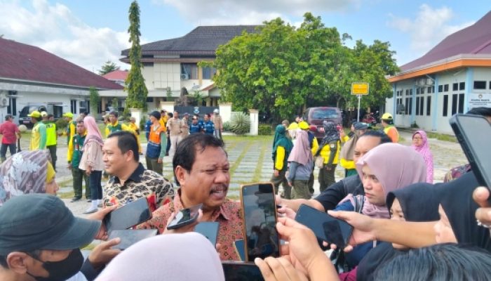 Bantuan Sembako Diberikan Sebagai Bentuk Apresiasi Kepada Petugas Kebersihan yang Tetap Bekerja
