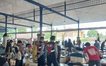 Personel Satuan Samapta Polres Maros Pantau Kegiatan Masyarakat Di Pasar Pelelangan Ikan Labuang