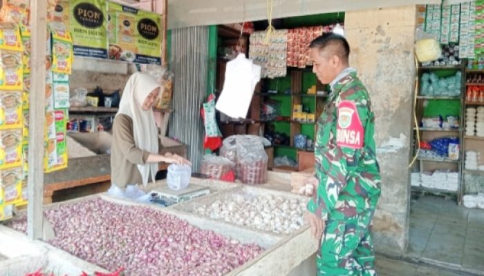 Babinsa Koramil 2304/Anyar Aktif Dampingi Petani dan Pantau Harga Sembako di Wilayah Binaan