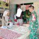 Babinsa Koramil 2304/Anyar Aktif Dampingi Petani dan Pantau Harga Sembako di Wilayah Binaan