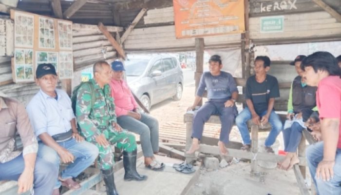 Babinsa Koramil 2303/Pulomerak Intensifkan Komsos, Bahas Pembangunan Jalan dan Kebersihan Lingkungan