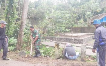 Babinsa Koramil 2305/Cinangka Bersama Warga Gelar Karbak, Bersihkan Jalan Desa
