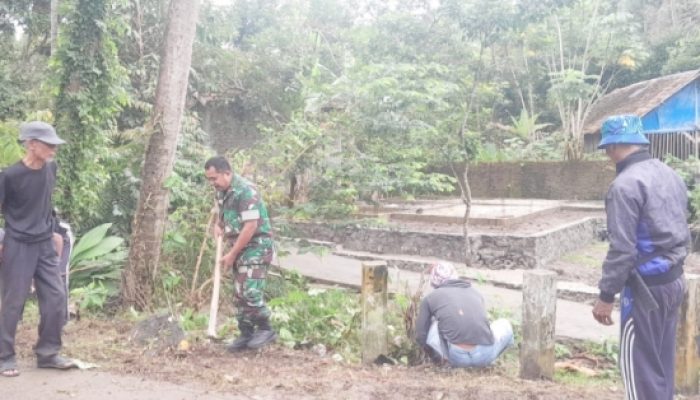 Babinsa Koramil 2305/Cinangka Bersama Warga Gelar Karbak, Bersihkan Jalan Desa