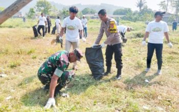 Babinsa Koramil 2302/Bojonegara Aktif Karbak, Bersihkan Lingkungan dan Bantu Pengecoran Rumah Warga