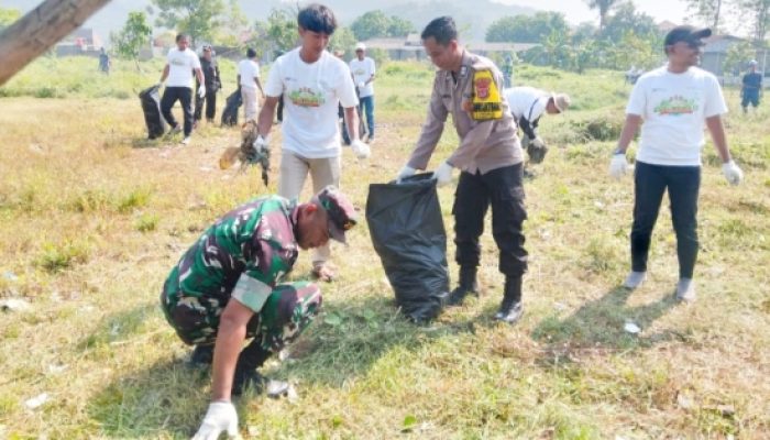 Babinsa Koramil 2302/Bojonegara Aktif Karbak, Bersihkan Lingkungan dan Bantu Pengecoran Rumah Warga