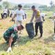 Babinsa Koramil 2302/Bojonegara Aktif Karbak, Bersihkan Lingkungan dan Bantu Pengecoran Rumah Warga