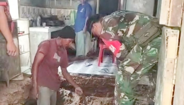 Babinsa Turun Tangan, Semangat Gotong Royong Warnai Pembangunan MCK TMMD di Kediaman Ibu Marwah