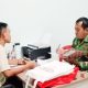 Babinsa Koramil Cinangka Bergerak: Dari Pendataan Akta Kelahiran hingga Dampingi Panen Padi Warga
