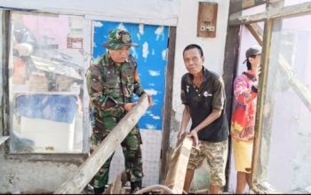 Babinsa Koramil Pulomerak Gotong Royong Renovasi Rumah Warga Lewat Karbak