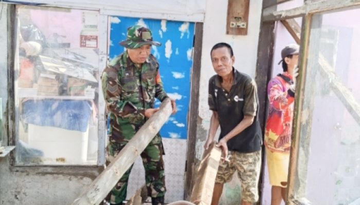 Babinsa Koramil Pulomerak Gotong Royong Renovasi Rumah Warga Lewat Karbak