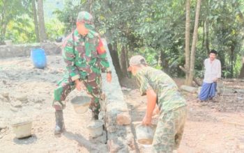 Gotong Royong Tanpa Henti, Babinsa Mancak Bantu Warga Bangun Saluran Air dan Rumah