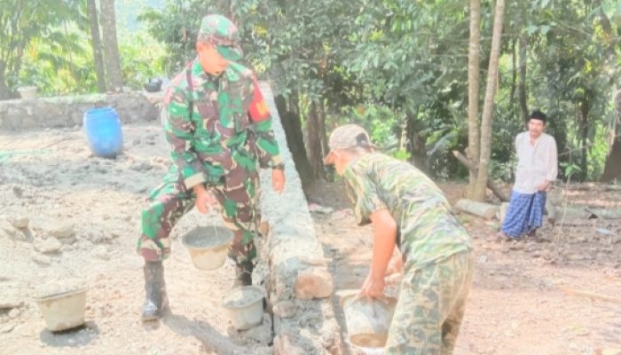 Gotong Royong Tanpa Henti, Babinsa Mancak Bantu Warga Bangun Saluran Air dan Rumah