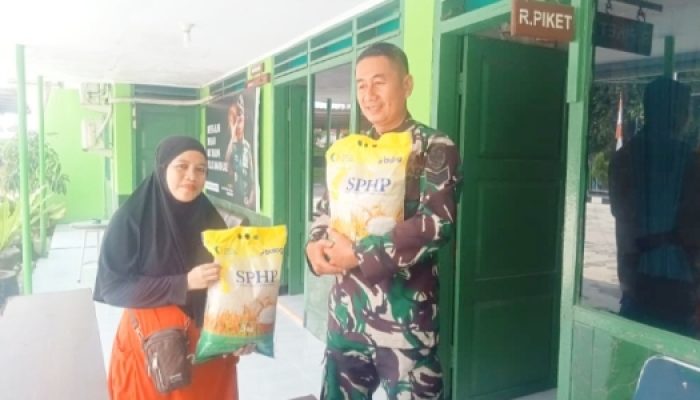 Babinsa Koramil Cilegon Kawal Pasar Murah, Warga Antusias Dapatkan Sembako Terjangkau