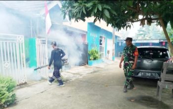 Babinsa Bojonegara Turun Langsung ke Masyarakat, Fogging dan Monitoring Sembako Jadi Prioritas