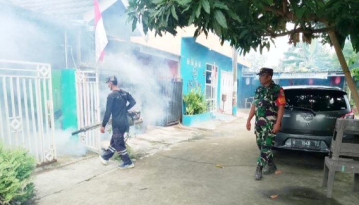 Babinsa Bojonegara Turun Langsung ke Masyarakat, Fogging dan Monitoring Sembako Jadi Prioritas