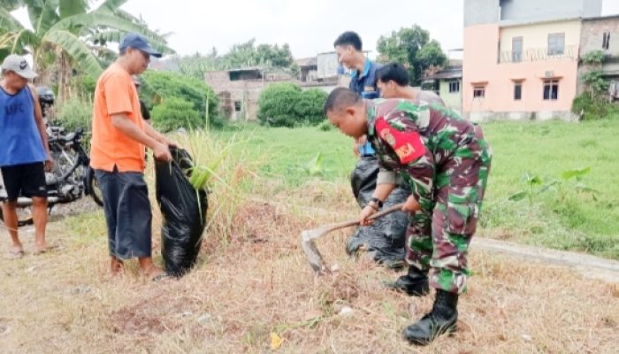 Babinsa Ciwandan Kompak Bersama Warga, Bangun Rumah hingga Bersihkan Aliran Sungai