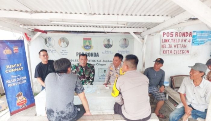 Perkuat Keamanan, Babinsa Cilegon Gencarkan Komsos dan Ronda Keliling Bersama Warga
