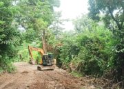 Pengerasan Jalan TMMD 128 Kodim 0623/Cilegon Hubungkan Akses Warga Langon Satu – Tembulun