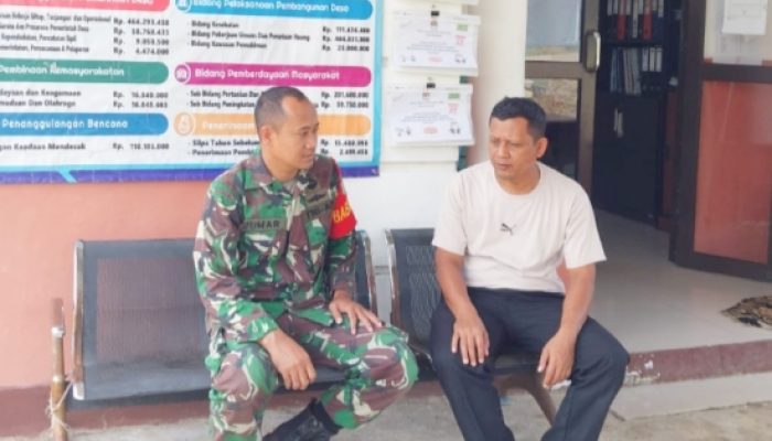 Babinsa Koramil Mancak Gencarkan Komsos, Bahas Stunting hingga Kebersihan Lingkungan Desa