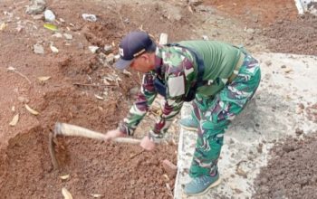 Hijaukan Lingkungan dan Bangun Fasilitas Umum, Babinsa Cinangka Aktif Turun ke Lapangan