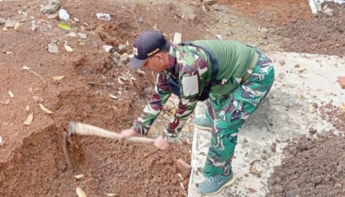 Hijaukan Lingkungan dan Bangun Fasilitas Umum, Babinsa Cinangka Aktif Turun ke Lapangan
