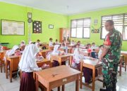 Babinsa Bojonegara Kompak Gelar Karbak, Bersihkan Sampah dan Sungai Demi Lingkungan Sehat