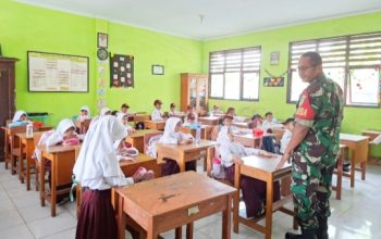 Babinsa Bojonegara Kompak Gelar Karbak, Bersihkan Sampah dan Sungai Demi Lingkungan Sehat