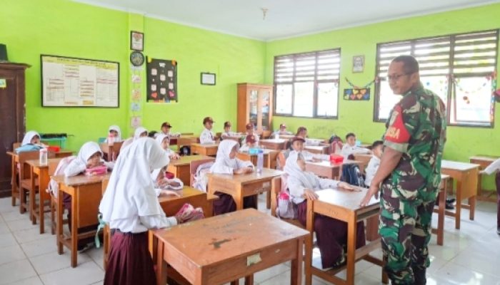Babinsa Bojonegara Kompak Gelar Karbak, Bersihkan Sampah dan Sungai Demi Lingkungan Sehat