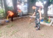 Babinsa Cilegon Bersama Warga Bersihkan Jalan dan Drainase, Cegah Banjir di Musim Hujan