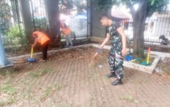 Babinsa Cilegon Bersama Warga Bersihkan Jalan dan Drainase, Cegah Banjir di Musim Hujan