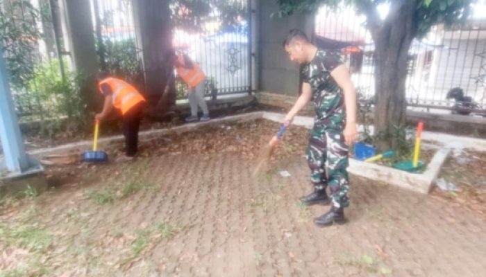 Babinsa Cilegon Bersama Warga Bersihkan Jalan dan Drainase, Cegah Banjir di Musim Hujan