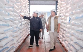 Tinjau Gudang Bulog di Lumajang, Legislator Partai Gerindra Pastikan Stok Beras dan Minyak Goreng Aman