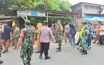 Babinsa Koramil 2301/Cilegon Bersama Aparat Gabungan Tertibkan Bangunan Liar di Lahan Fasum Cibeber