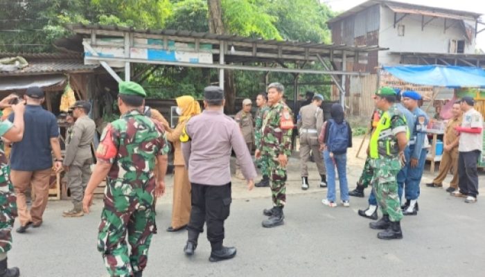 Babinsa Koramil 2301/Cilegon Bersama Aparat Gabungan Tertibkan Bangunan Liar di Lahan Fasum Cibeber