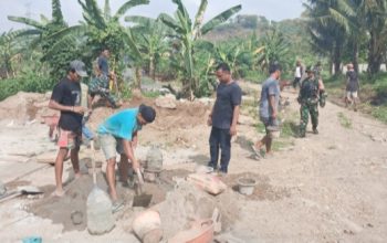 Babinsa Koramil 2302/Bojonegara Turun Tangan Bersihkan Sampah dan Sungai, Wujud Kepedulian Lingkungan