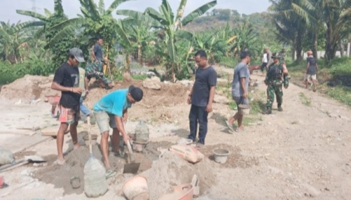 Babinsa Koramil 2302/Bojonegara Turun Tangan Bersihkan Sampah dan Sungai, Wujud Kepedulian Lingkungan