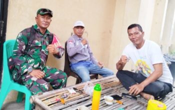 Babinsa Koramil 2303/Pulomerak Gencarkan Komsos, Ajak Warga Jaga Kebersihan dan Keamanan Lingkungan