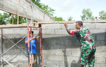 Babinsa Koramil 2307/Ciwandan Gotong Royong Bantu Pembangunan Rumah Warga